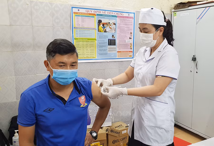  Lực lượng giáo viên được ưu tiên đợt này để đảm bảo an toàn phục vụ kỳ thi tốt nghiệp THPT sắp tới. Ảnh: Bá Bính