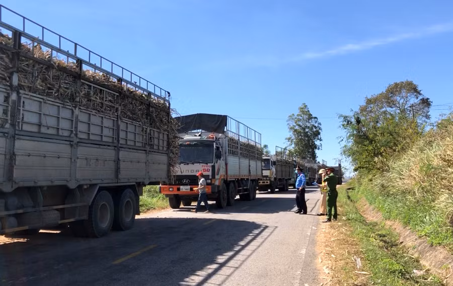  Tuần tra, kiểm soát nhằm phát hiện, xử lý vi phạm về tải trọng phương tiện và các hành vi ảnh hưởng kết cấu hạ tầng giao thông trên đường Trường Sơn Đông. Ảnh: Lê Hòa
