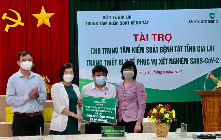 Vietcombank Gia Lai tài trợ trang-thiết bị y tế phục vụ xét nghiệm SARS-CoV-2 cho Trung tâm Kiểm soát bệnh tật tỉnh. Ảnh: Sơn Ca 