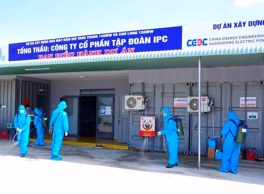 Cán bộ, chiến sĩ Sư đoàn Bộ binh 2 (Quân khu 5) phun khử khuẩn tại khu điều hành xây dựng nhà máy điện gió Yang Trung. Ảnh: Ngọc Minh