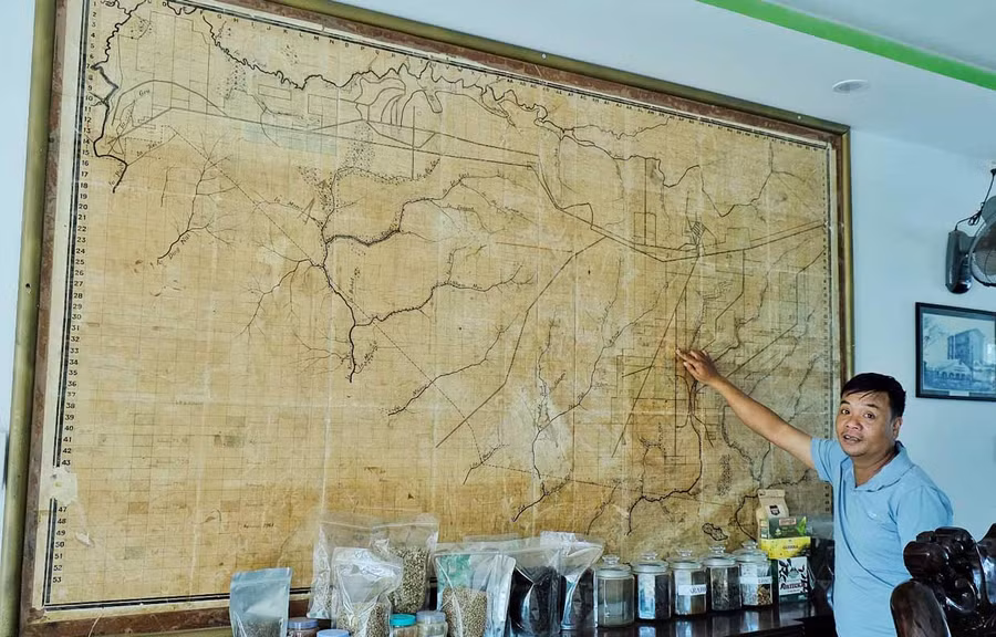Tấm bản đồ được lưu giữ tại trụ sở Công ty cổ phần Chè Bàu Cạn. Ảnh: Hoàng Ngọc