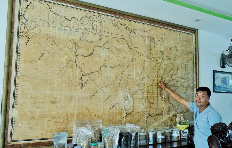 Tấm bản đồ được lưu giữ tại trụ sở Công ty cổ phần Chè Bàu Cạn. Ảnh: Hoàng Ngọc