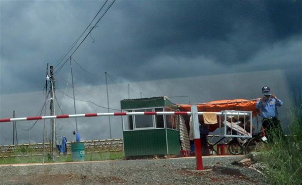 Những bảo vệ của dự án kiên quyết không cho ai vào bên trong khu vực dự án và quay phim, chụp ảnh bất cứ ai đến gần. (Ảnh: Quốc Hùng-Nguyễn Dũng/TTXVN)