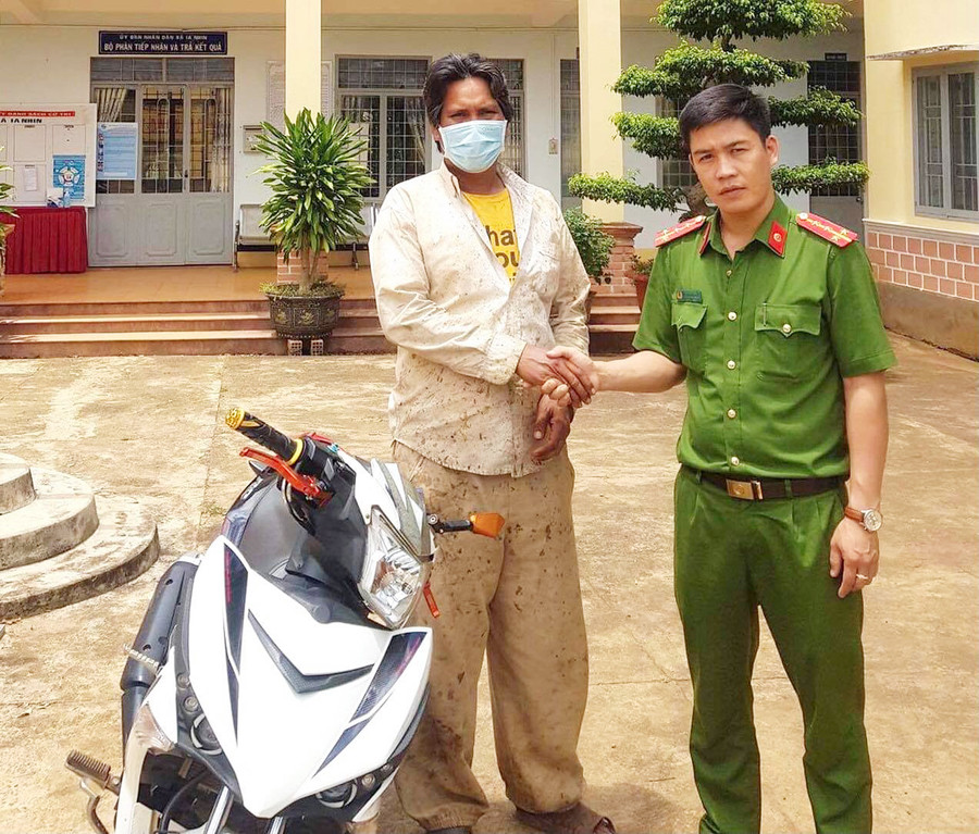  Anh Rơ Châm Hiruh nhận lại chiếc xe vừa bị mất. Ảnh: Hữu Phong