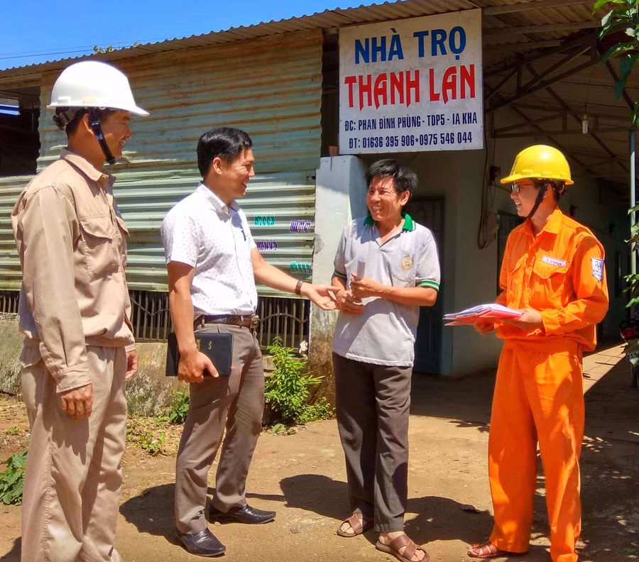 Điện lực Ia Grai tuyên truyền cho người dân sử dụng điện an toàn, tiết kiệm