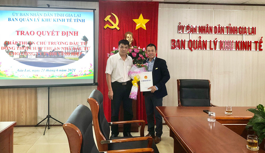 Đại diện Ban Quản lý Khu Kinh tế tỉnh Gia Lai đã trao quyết định đầu tư cho Công ty TNHH Vĩnh Hiệp. Ảnh: Hà Duy Ảnh: Hà Duy