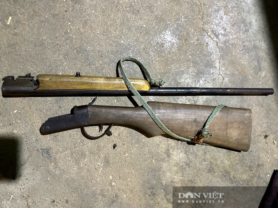 Khám xét nơi ở của đối tượng Nguyên, công an thu giữ 1 khẩu súng kíp. (Ảnh: CACC)