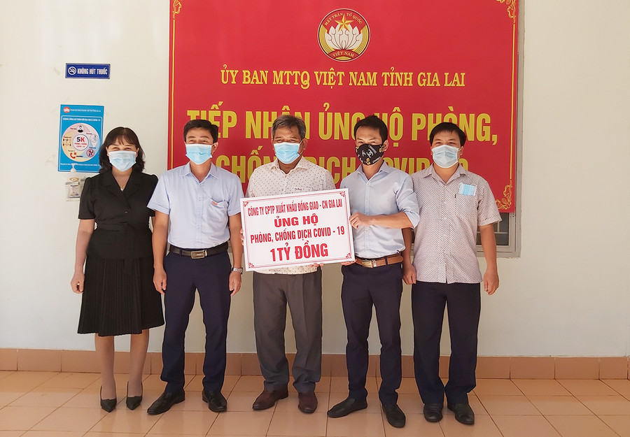  Ông Hồ Văn Điềm-Chủ tịch Ủy ban MTTQ Việt Nam tỉnh tiếp nhận 1 tỷ đồng ủng hộ cho công tác phòng-chống dịch bệnh Covid-19. Ảnh: Ngọc Anh