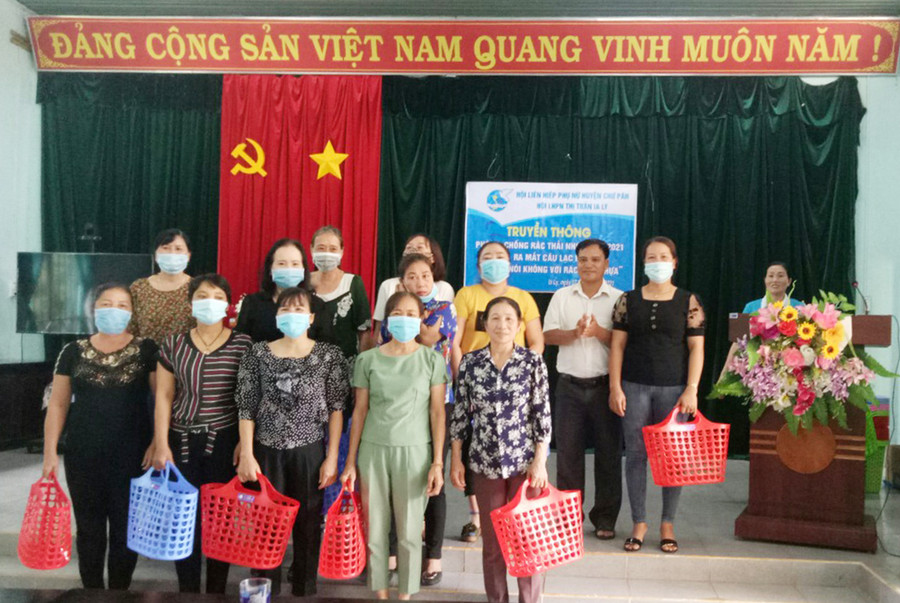  Hội LHPN huyện Chư Păh tặng giỏ nhựa đi chợ cho hội viên. Ảnh: Hồng Thương