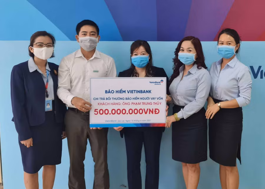 VietinBank Gia Lai và VBI Tây Nguyên thực hiện chi trả quyền lợi bảo hiểm cho gia đình khách hàng Phạm Trung Thủy