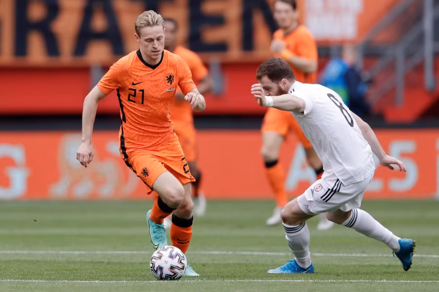 Tương tự là Frenkie de Jong (trái). Ảnh: AFP