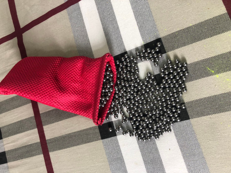 Công an thu giữ một số đạn bi - ẢNH: C.T.V.