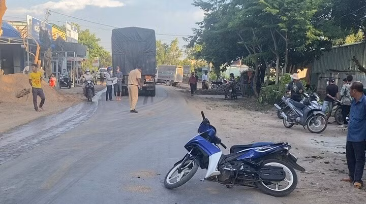 Hiện trường vụ tai nạn khiến anh Sơn tử vong. Ảnh: Văn Ngọc