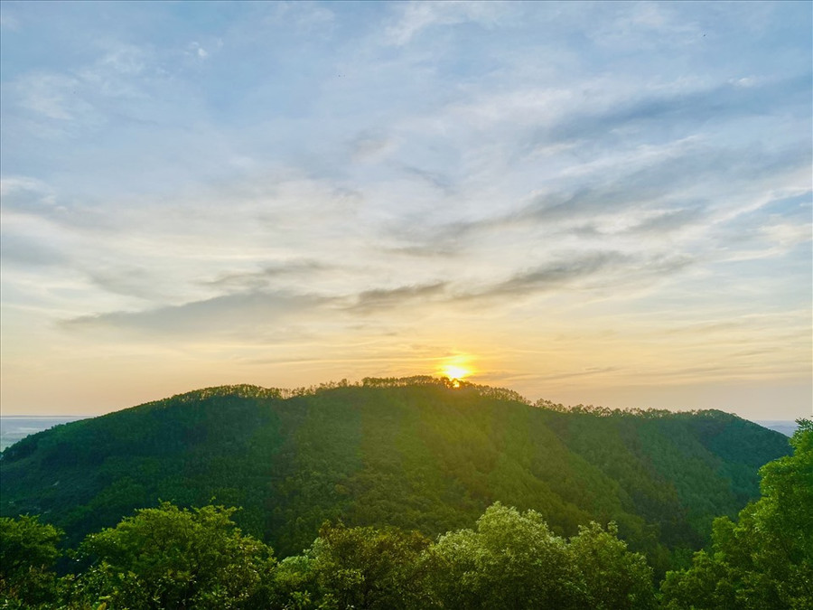 Chịu khó đi sớm, du khách sẽ được ngắm bình minh tuyệt đẹp ở đỉnh Hòn Vượn. Ảnh: Quỳnh Nhi.