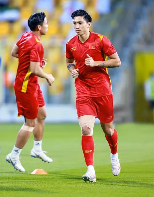 Đoàn Văn Hậu và Quế Ngọc Hải. Ảnh: FBVN.