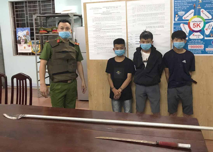 3 đối tượng bị bắt giữ cùng hung khí tại bùng binh Công viên Nguyễn Viết Xuân. Ảnh: Lê Văn Ngọc