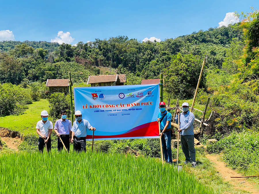 Đại diện Hội Liên hiệp Thanh niên Việt Nam tỉnh Gia Lai, Trung tâm Giáo dục Thường xuyên-Giáo dục Nghề nghiệp huyện Kbang, UBND xã Đak Rong (huyện Kbang) khởi công xây dựng "Cầu hạnh phúc". Ảnh: Phan Lài Đại diện Hội LHTN Việt Nam tỉnh, Trung tâm Giáo dục Thường xuyên-Giáo dục Nghề nghiệp huyện Kbang, UBND xã Đak Rong (huyện Kbang) khởi công xây dựng Cầu hạnh phúc. Ảnh: Phan Lài