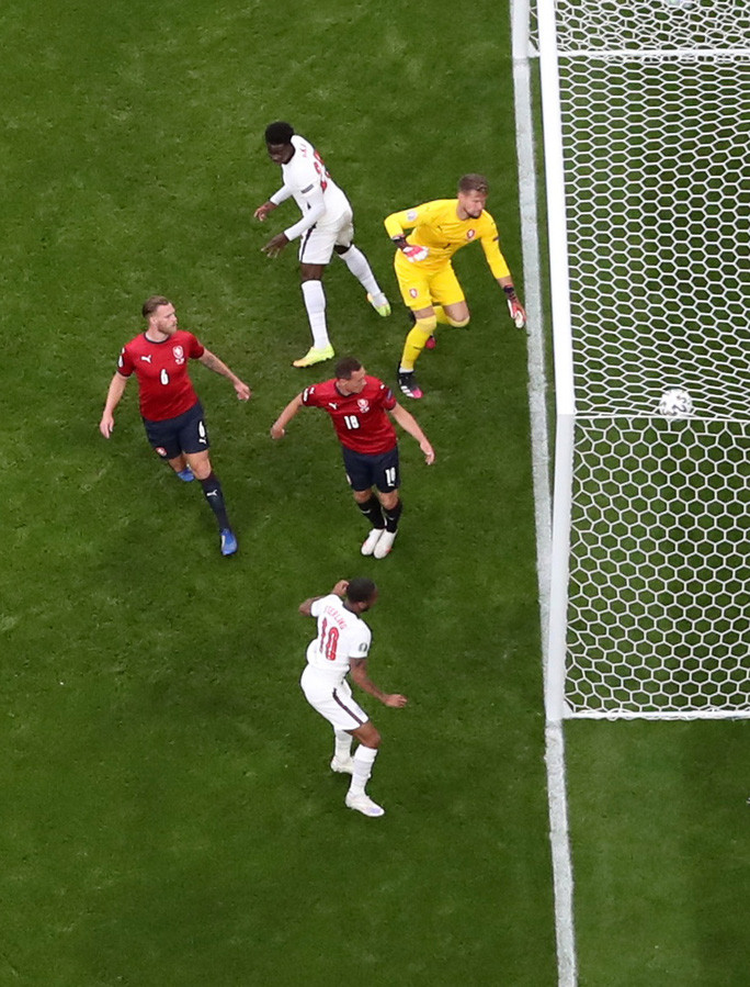 Sterling đánh đầu mở tỉ số cho tuyển Anh