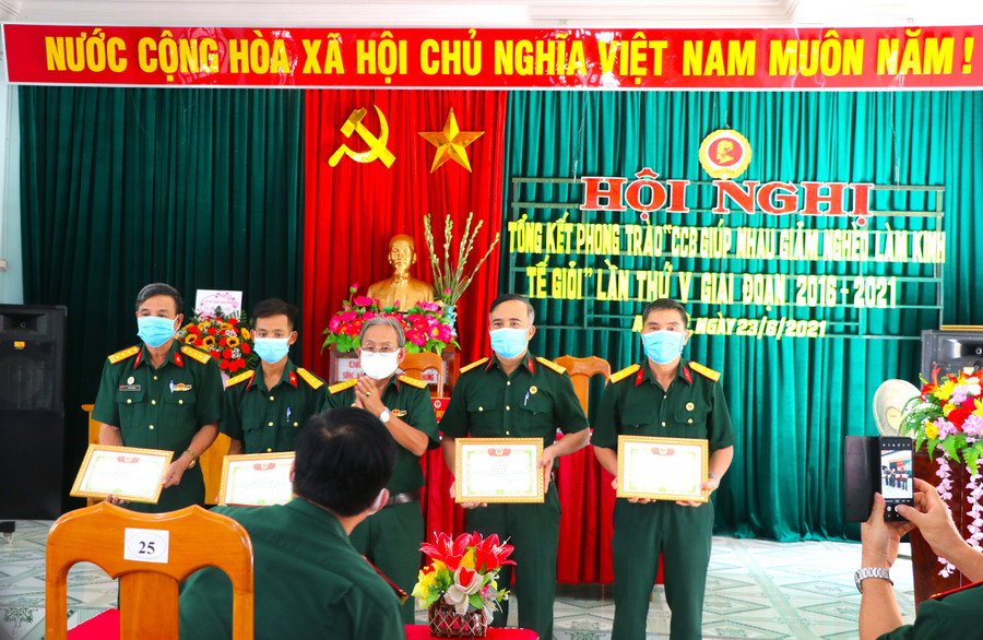 Hội CCB thị xã An Khê tặng giấy khen cho các cá nhân có thành tích xuất sắc trong phong trào “CCB giúp nhau giảm nghèo, làm kinh tế giỏi” giai đoạn 2016-2021. Ảnh: Ngọc Minh  Hội CCB thị xã An Khê tặng giấy khen cho các cá nhân có thành tích xuất sắc trong phong trào “CCB giúp nhau giảm nghèo, làm kinh tế giỏi” giai đoạn 2016-2021. Ảnh: Ngọc Minh