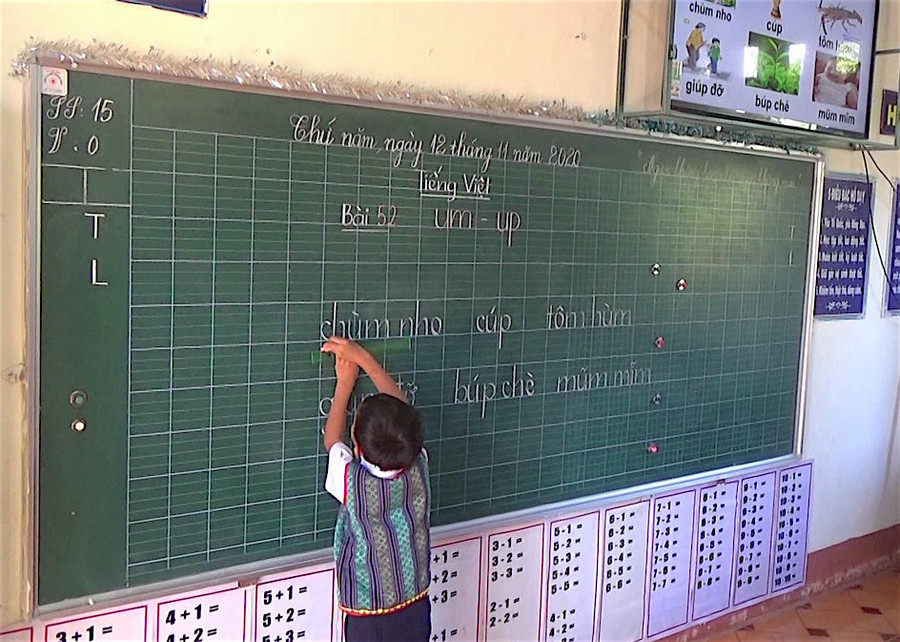 5- Với tỷ lệ học sinh người dân tộc thiểu số chiếm gần 96%, Trường Tiểu học Ia Phí (xã Ia Phí, huyện Chư Păh) cũng gặp những khó khăn nhất định khi triển khai chương trình GDPT mới. Ảnh: Hồng Thi