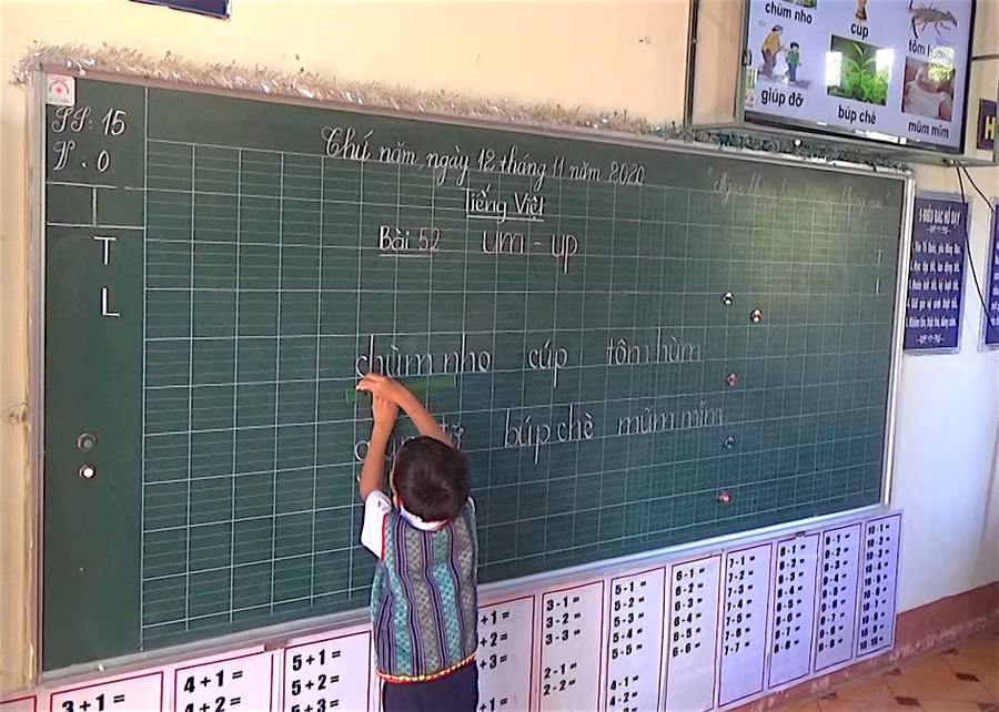 5- Với tỷ lệ học sinh người dân tộc thiểu số chiếm gần 96%, Trường Tiểu học Ia Phí (xã Ia Phí, huyện Chư Păh) cũng gặp những khó khăn nhất định khi triển khai chương trình GDPT mới. Ảnh: Hồng Thi