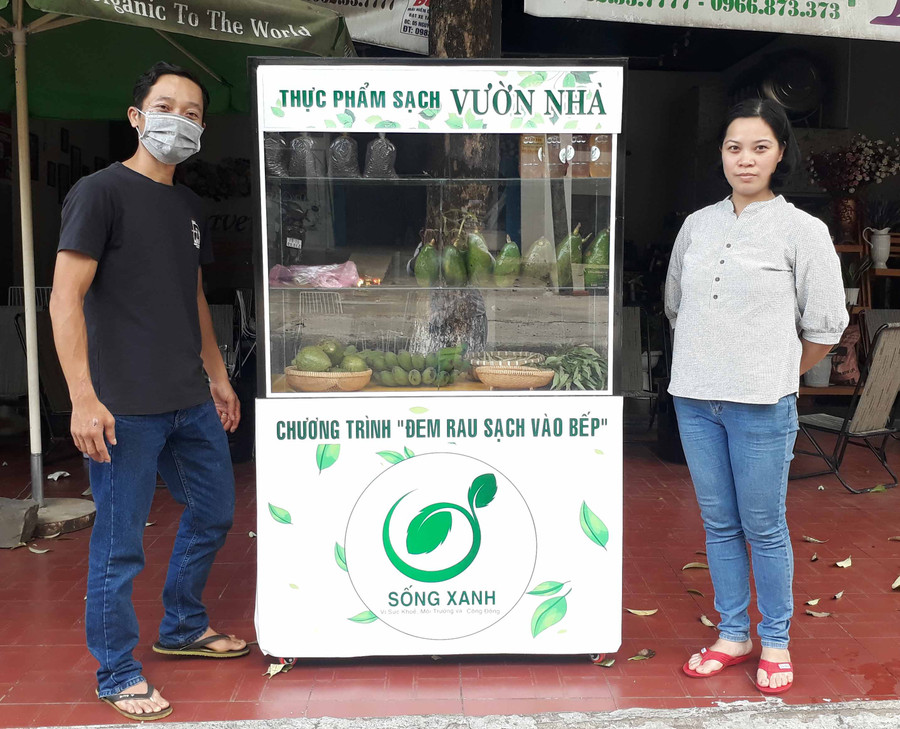 Tủ “Thực phẩm sạch vườn nhà” thu hút nhiều sự chú ý dù chỉ mới ra mắt. Ảnh: Phương Duyên Tủ “Thực phẩm sạch vườn nhà” thu hút nhiều sự chú ý dù chỉ mới ra mắt. Ảnh: Phương Duyên