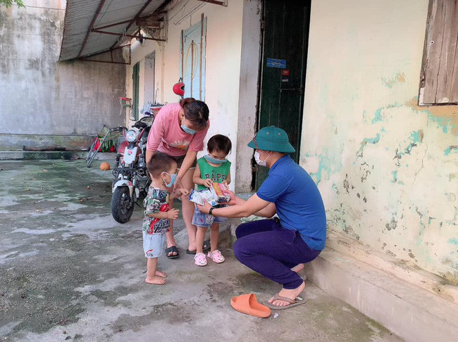 Đại diện Liên đoàn Lao động tỉnh Bắc Ninh trao quà hỗ trợ cho con công nhân đang phải cách ly trong vùng dịch tại Bắc Ninh. Ảnh: T.N