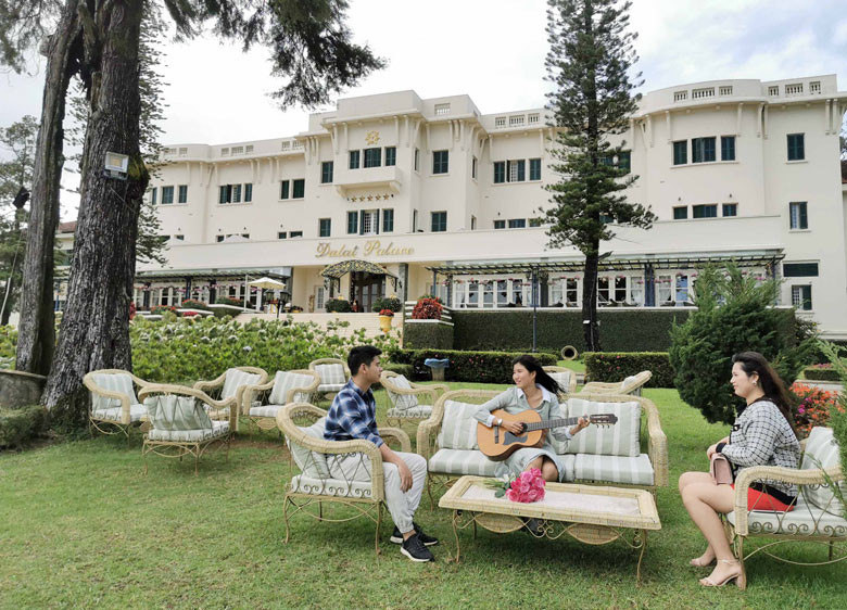 Trong khuôn viên khách sạn Palace Trong khuôn viên khách sạn Palace
