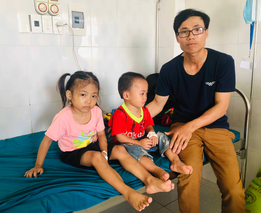 Anh Lương Văn Duẩn đưa 2 con đến truyền máu tại Bệnh viện Nhi tỉnh. Ảnh: Thủy Bình