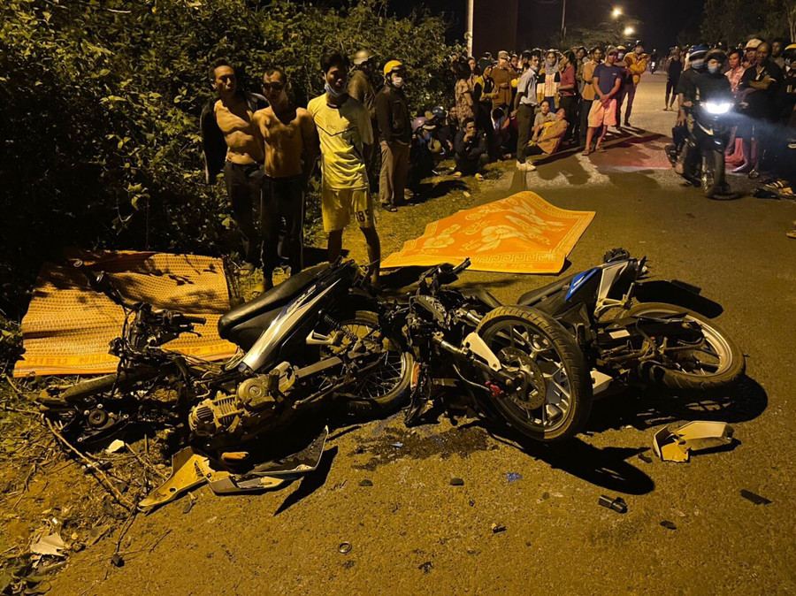 Vụ tai nạn giao thông giữa 2 xe máy làm 2 người chết xảy ra trên đường Nguyễn Bá Lại )xã Chư Á, TP. Pleiku) ngày 4-6. Ảnh Lê Hòa