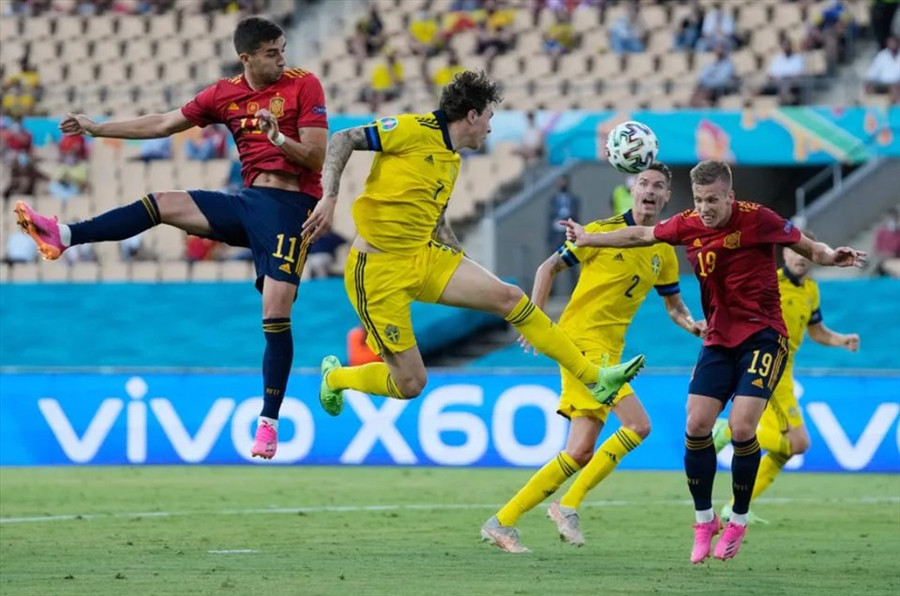  Thủ môn Robin Olsen xuất sắc cùng sự vô duyên của các chân sút Tây Ban Nha khiến trận đấu không thể có bàn thắng. Ảnh: UEFA