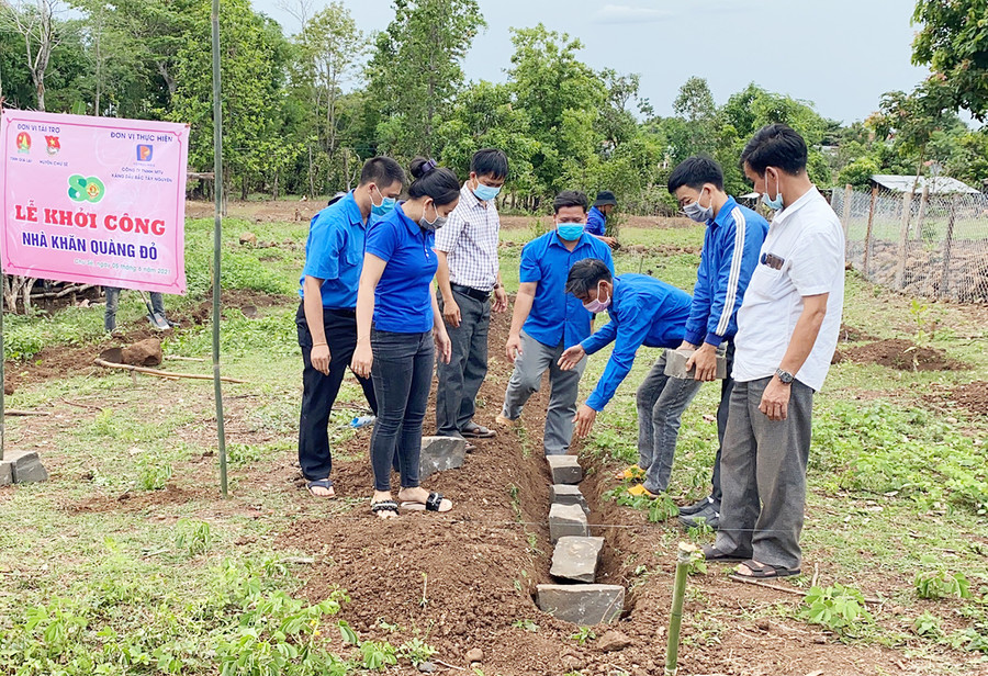 Chiến dịch Thanh niên tình nguyện hè 2021: Đa dạng nội dung hoạt động ảnh 2 Khởi công xây dựng nhà “Khăn quàng đỏ” cho gia đình em Ksor Sao (xã Hbông, huyện Chư Sê). Ảnh: Thiên Di