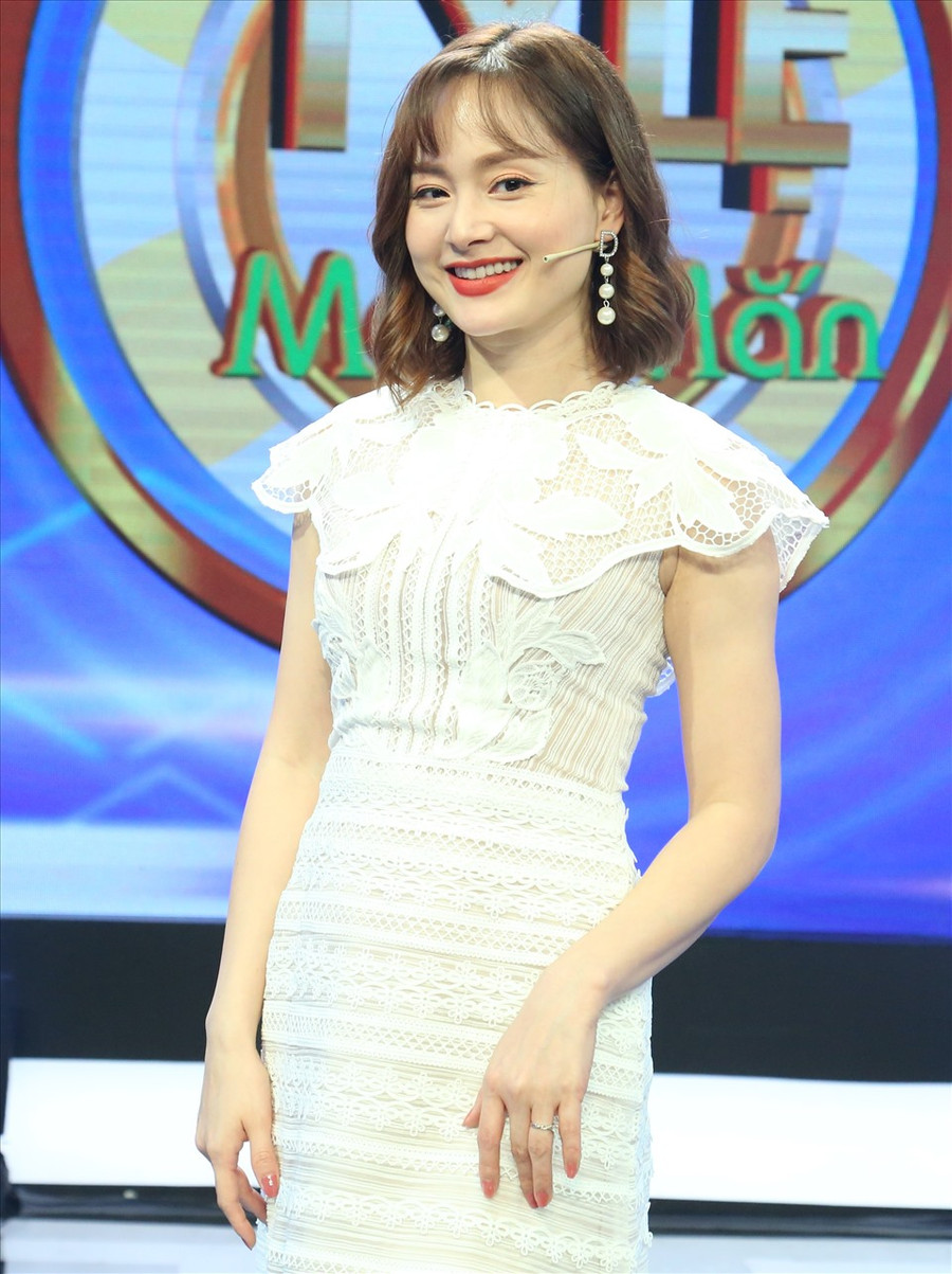 Lan Phương chọn cho mình váy màu kem ôm sát cơ thể với chất liệu ren càng giúp ngoại hình nữ diễn viên thêm phần sang trọng. Ảnh: CTCC