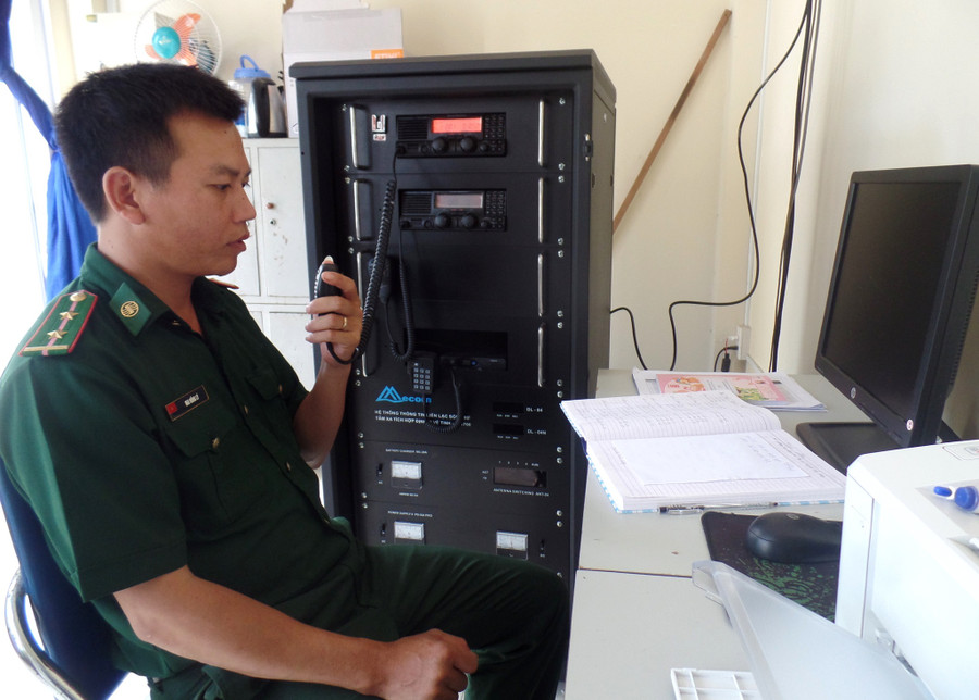Trung úy Mai Hồng Lý trực tổng đài ICOM, sẵn sàng hỗ trợ ngư dân trong tình huống khẩn cấp - ẢNH: HOÀNG SƠN Trung úy Mai Hồng Lý trực tổng đài ICOM, sẵn sàng hỗ trợ ngư dân trong tình huống khẩn cấp - ẢNH: HOÀNG SƠN