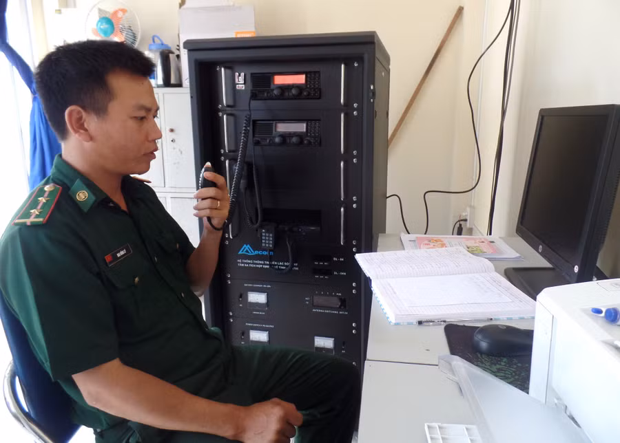Trung úy Mai Hồng Lý trực tổng đài ICOM, sẵn sàng hỗ trợ ngư dân trong tình huống khẩn cấp - ẢNH: HOÀNG SƠN