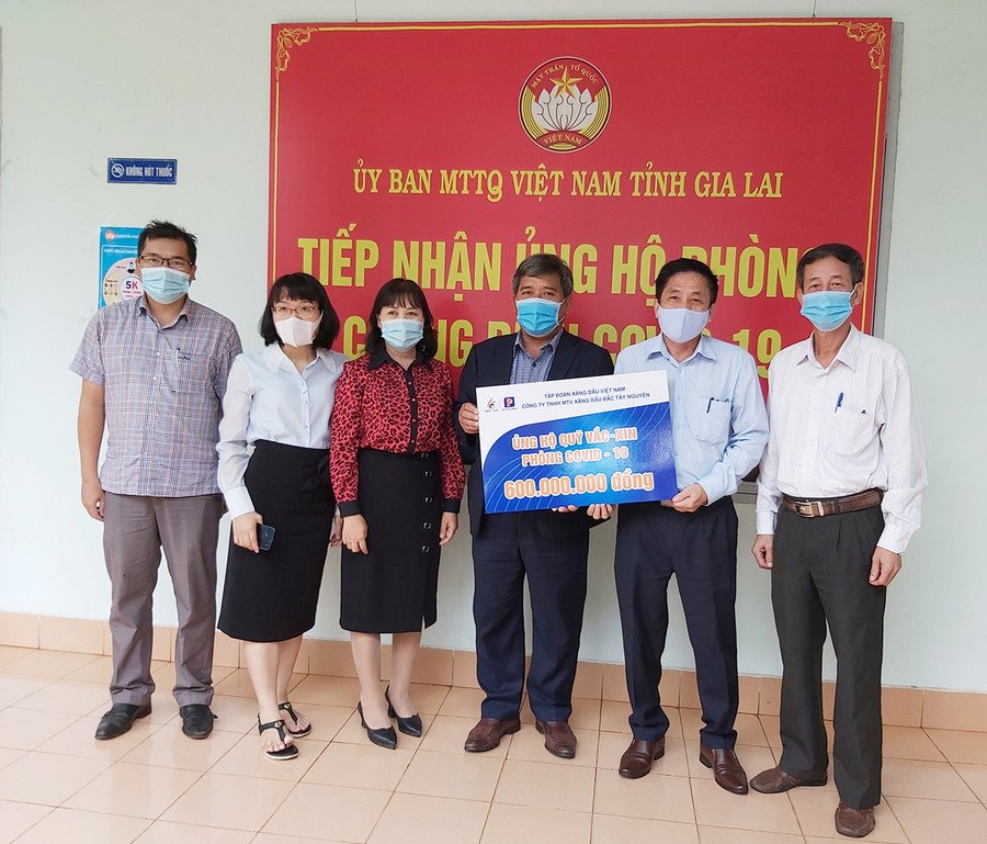 Phó Giám đốc Công ty TNHH một thành viên Xăng dầu Bắc Tây Nguyên Võ Đình Tiến (thứ 2 từ phải sang) trao tiền ủng hộ. Ảnh: Ngọc Anh Phó Giám đốc Công ty TNHH một thành viên Xăng dầu Bắc Tây Nguyên Võ Đình Tiến (thứ 2 từ phải sang) trao tiền ủng hộ. Ảnh: Ngọc Anh