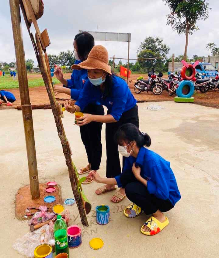 ĐVTN trường THCS-THPT Nguyễn Văn Cừ sơn vẽ khu vui chơi cho học sinh Trường Tiểu học Lê Văn Tám điểm trường làng Thoong Nha (xã Bờ Ngoong, huyện Chư Sê). Ảnh P.L