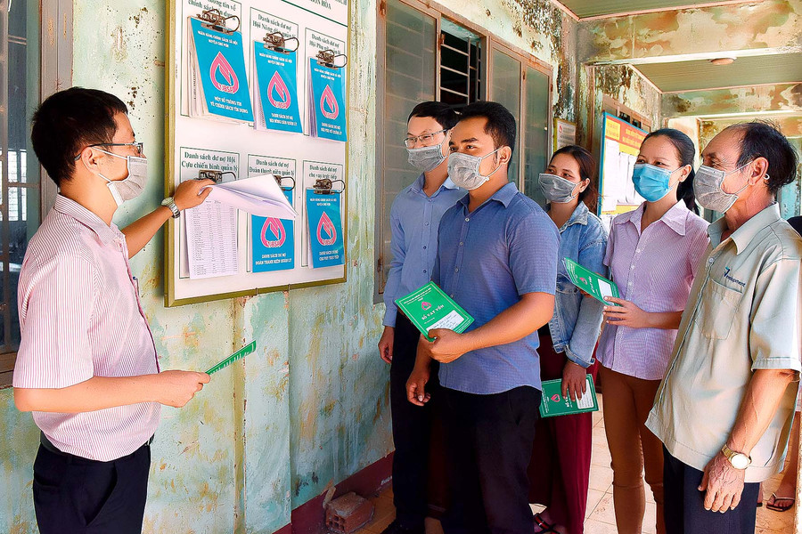 10.Ông Nguyễn Khắc Lê-Giám đốc Phòng Giao dịch Ngân hàng CSXH huyện Chư Pưh-cho biết: “Thời gian qua, nguồn vốn vay từ Ngân hang CSXH được người dân sử dụng nguồn vốn chủ yếu vào mua cây con giống, vật nuôi để tăng năng suất và hiệu quả trong lao động. Từ đó, nhiều hộ vay là hộ đồng bào dân tộc thiểu số đã thoát nghèo và có cuộc sống ổn định”. 