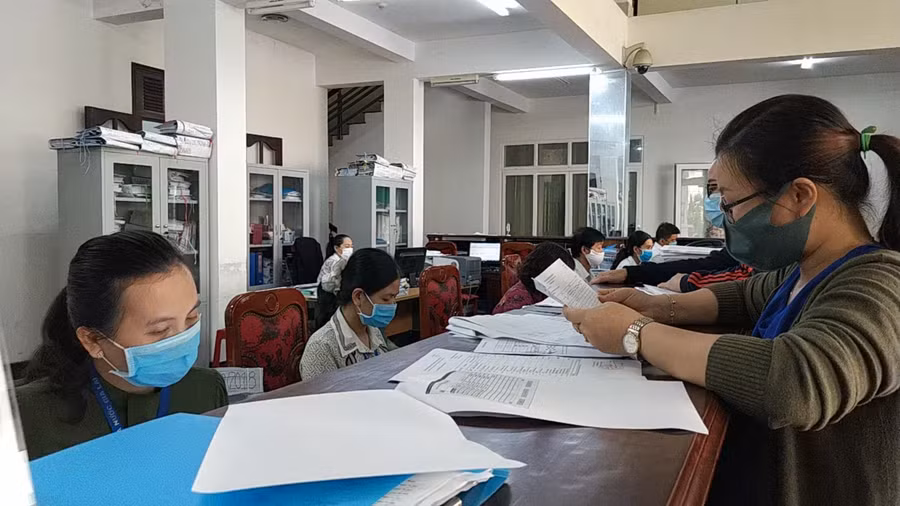  Khách hàng giao dịch tại Kho bạc Nhà nước tỉnh. Ảnh: Sơn Ca