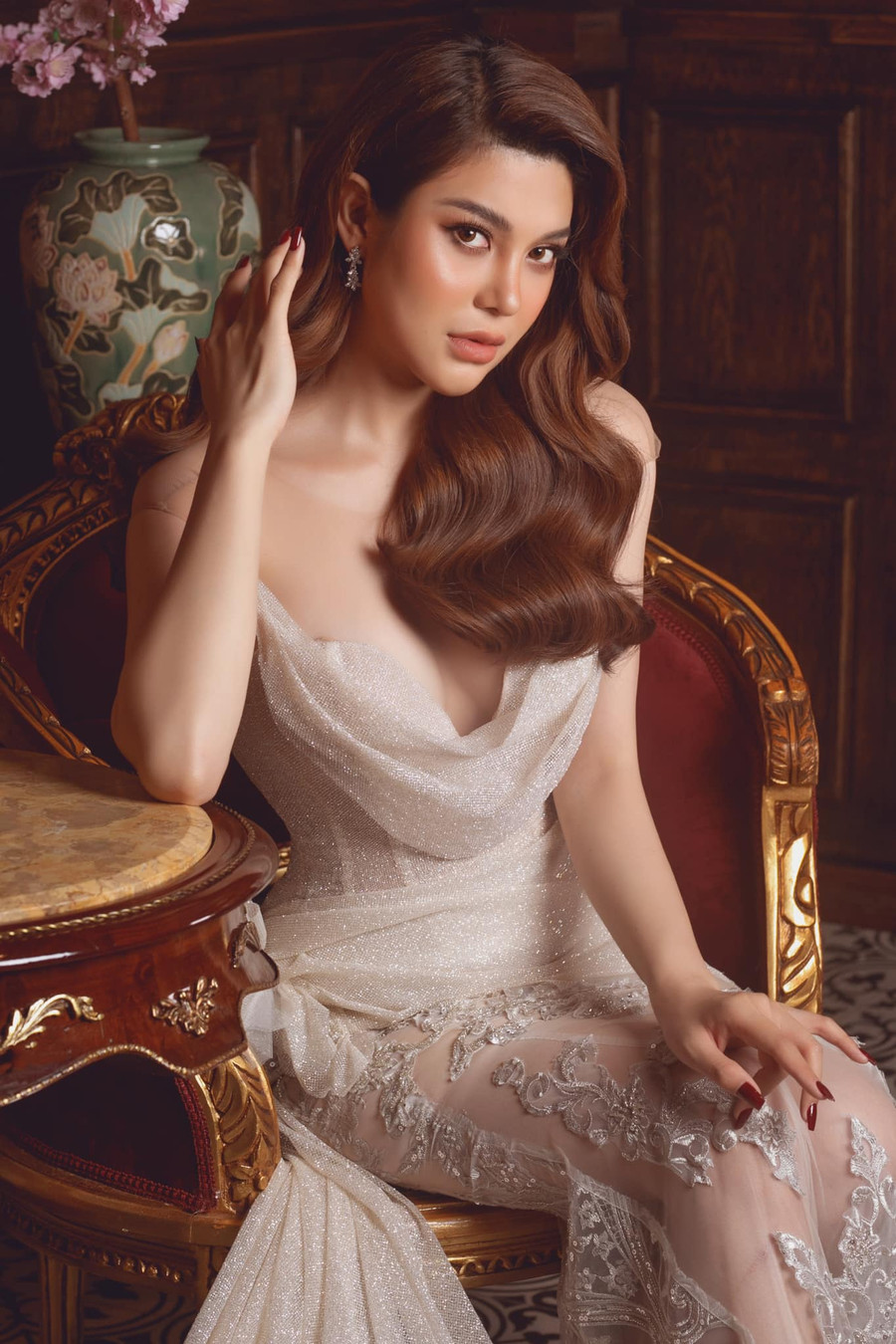 "Ngọc nữ bolero" thừa nhận là người khá quyết đoán nên dù hàng hiệu được tặng hay tự mua, nếu trong khả năng sẽ “chốt đơn” liền. Song cô nói thêm bản thân không phải tuýp người chạy theo mốt mà hầu hết sắm sửa để phục vụ cho công việc. ẢNH: FBNV