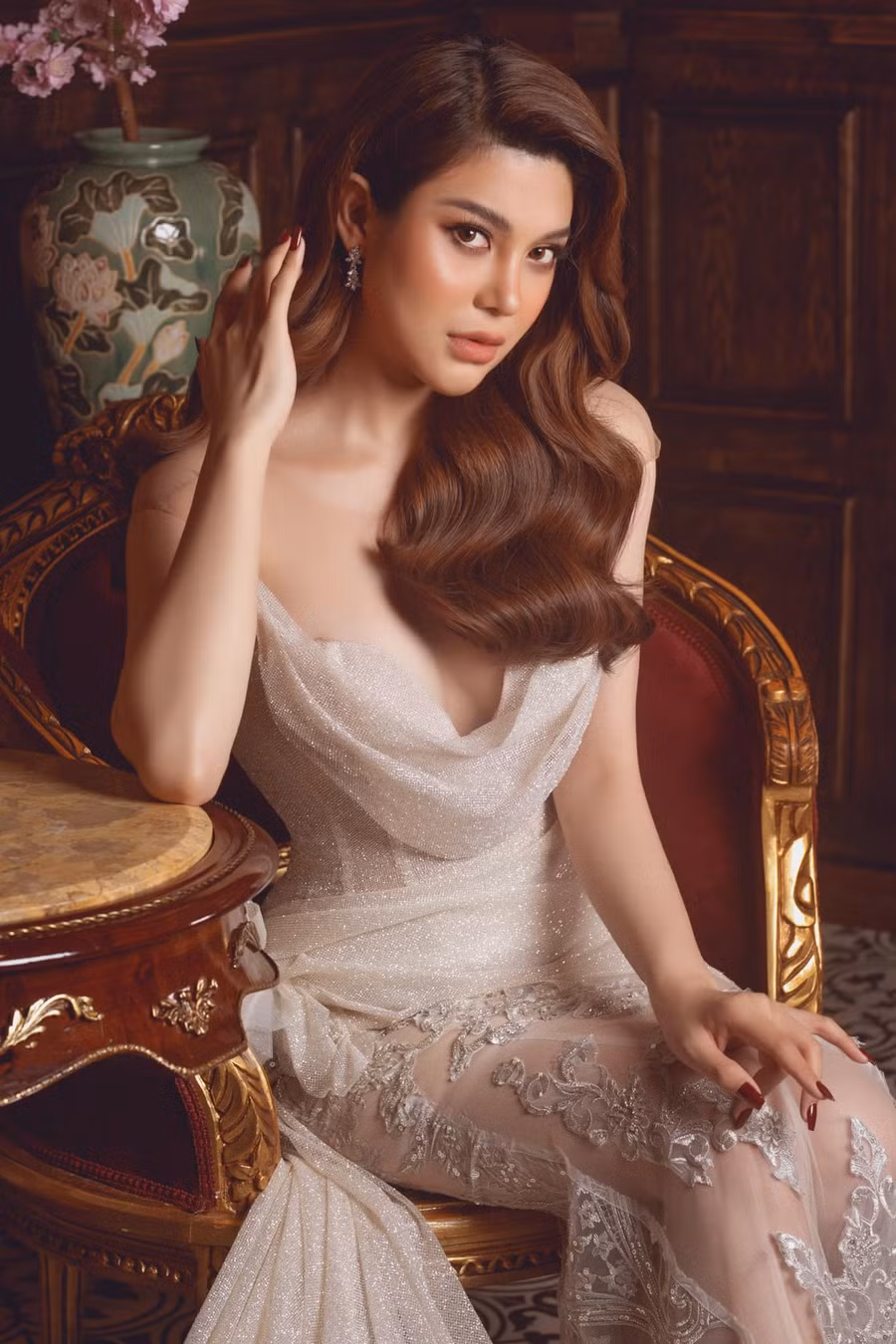 "Ngọc nữ bolero" thừa nhận là người khá quyết đoán nên dù hàng hiệu được tặng hay tự mua, nếu trong khả năng sẽ “chốt đơn” liền. Song cô nói thêm bản thân không phải tuýp người chạy theo mốt mà hầu hết sắm sửa để phục vụ cho công việc. ẢNH: FBNV