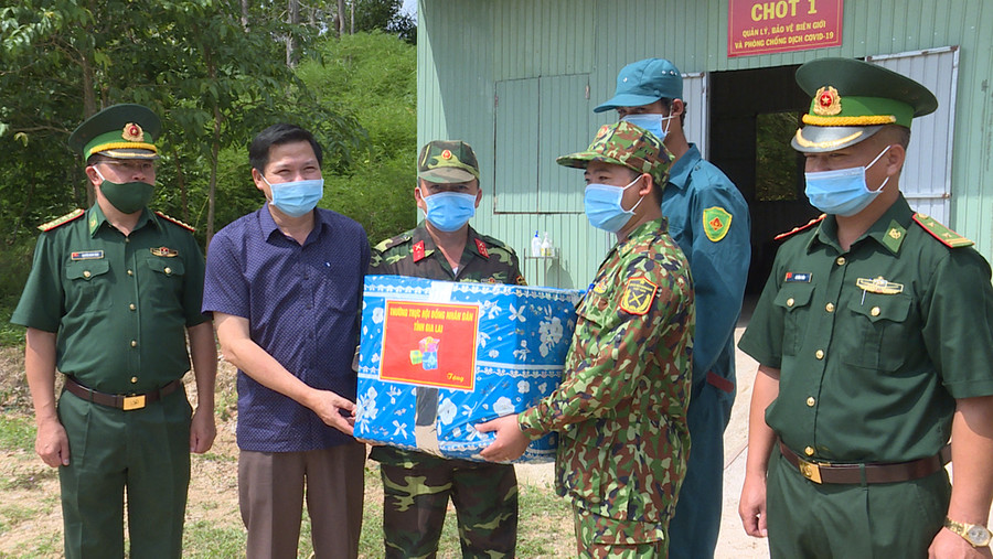  Ông Trương Văn Đạt tặng quà chốt kiểm soát phòng dịch Covid-19 của Đồn Biên phòng Ia Chía. Ảnh: Nguyễn Tú