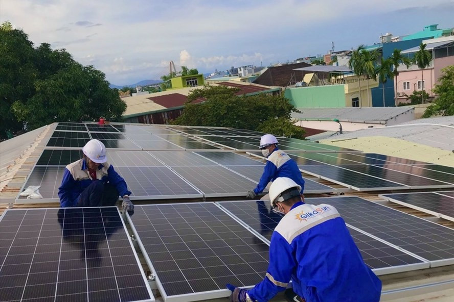 Lắp điện mặt trời trên mái nhà một hộ dân ở Đà Nẵng. Ảnh: Tường Minh Lắp điện mặt trời trên mái nhà một hộ dân ở Đà Nẵng. Ảnh: Tường Minh
