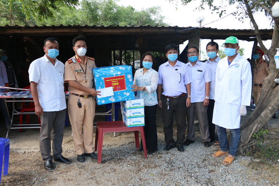  Thăm, tăng quà chốt kiểm soát phòng-chống dịch Covid-19 ở đầu đèo An Khê trên tuyến quốc lộ 19 đoạn ranh giới giữa tỉnh Gia Lai-Bình Định. Ảnh: Quang Tấn