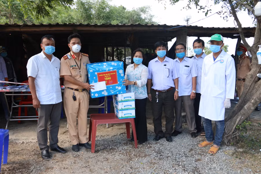  Thăm, tăng quà chốt kiểm soát phòng-chống dịch Covid-19 ở đầu đèo An Khê trên tuyến quốc lộ 19 đoạn ranh giới giữa tỉnh Gia Lai-Bình Định. Ảnh: Quang Tấn