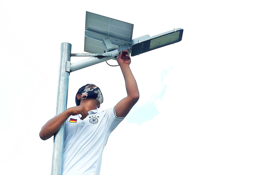 Năm 2020 UBND xã Đak Tơ Ve vận động bà con đóng góp hơn 10 triệu đồng làm 4 trụ đèn thắp sáng ngoài đường đủ phục vụ đi lại ban đêm cho bà con, góp phần hạn chế tai nạn giao thông.