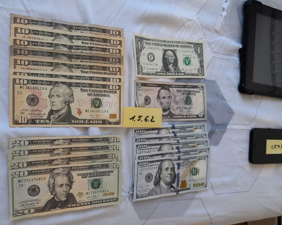 Một số tiền tang vật trong vụ việc - Ảnh chụp màn hình The Financial