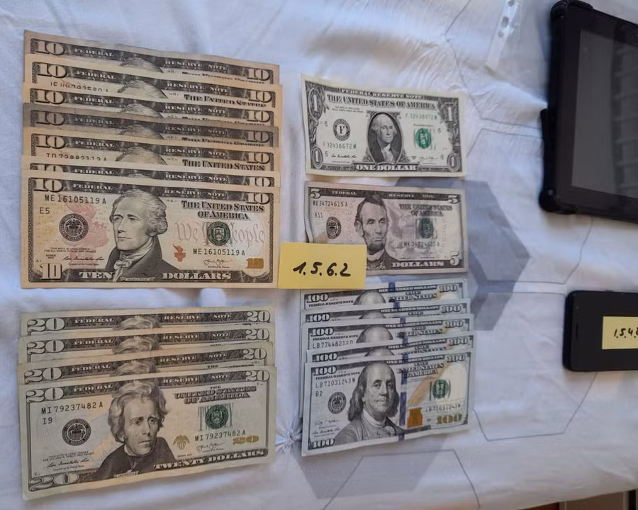 Một số tiền tang vật trong vụ việc - Ảnh chụp màn hình The Financial