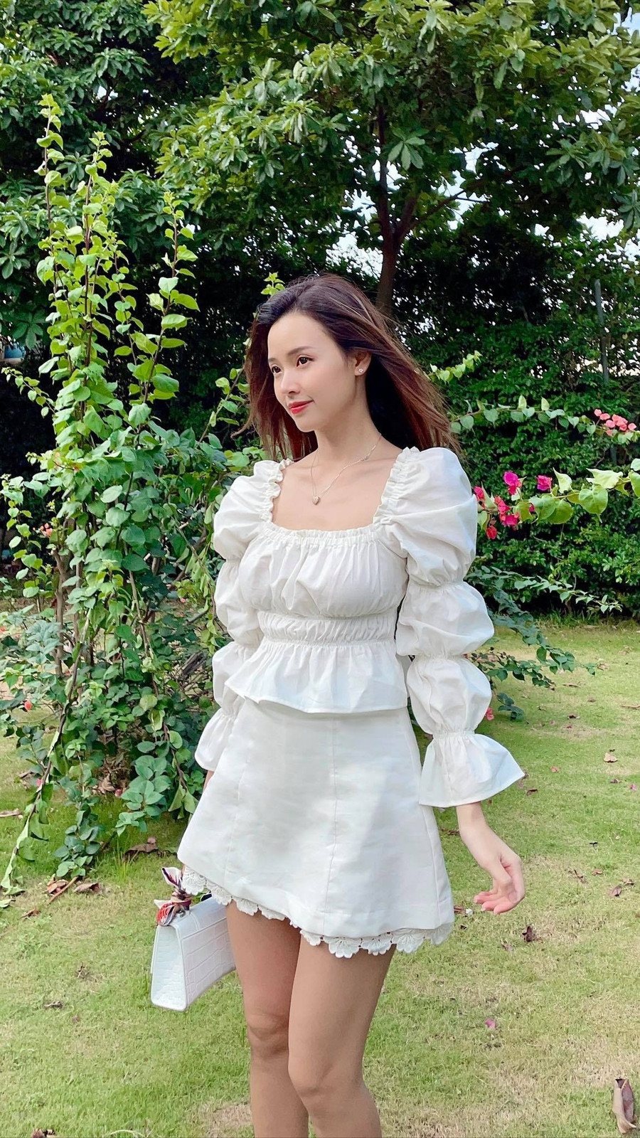 Áo linen cổ vuông, tay phồng nhún mix cùng váy quần phối ren vô cùng xinh tươi và hợp mốt để nàng dạo phố.