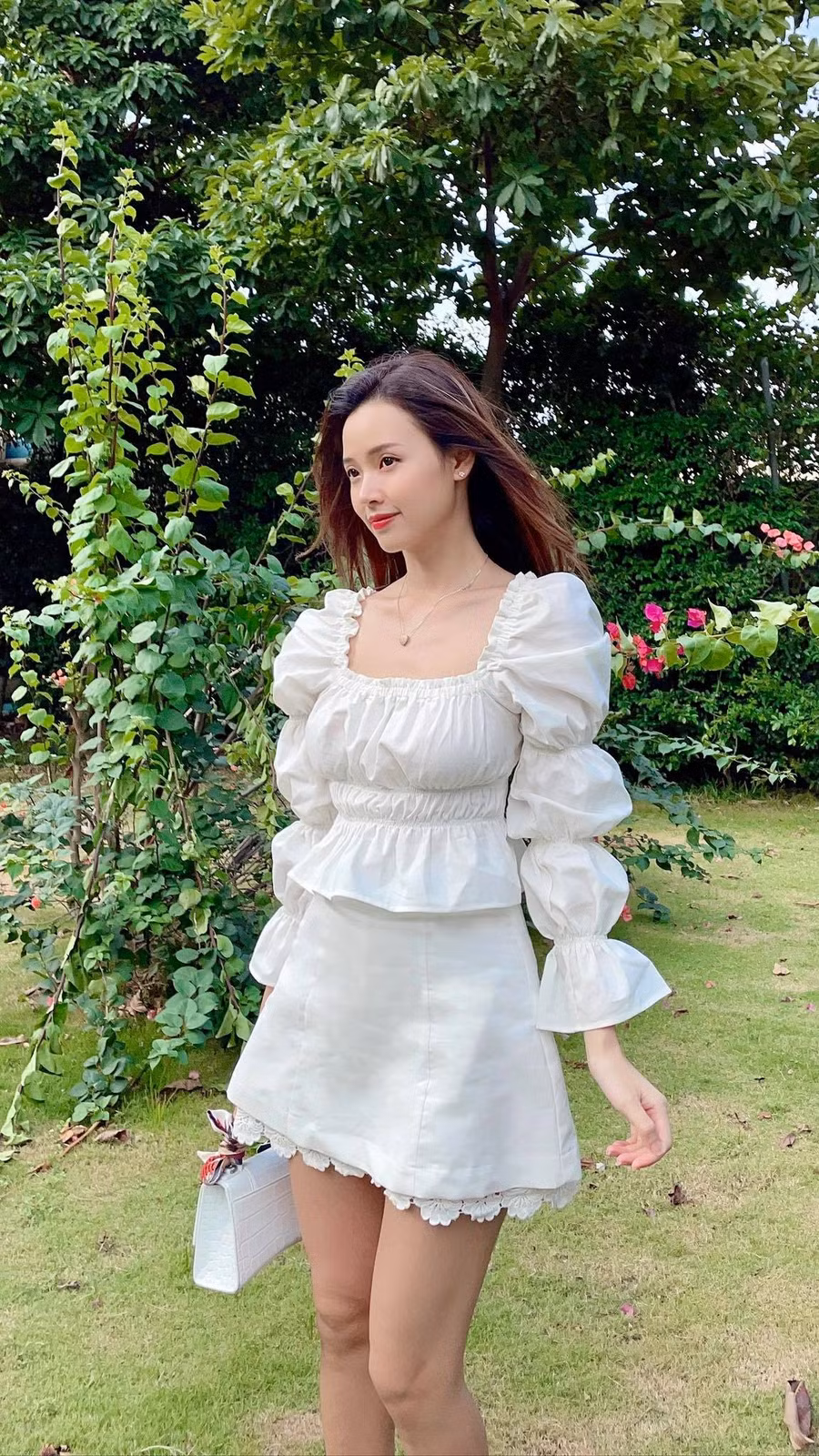 Áo linen cổ vuông, tay phồng nhún mix cùng váy quần phối ren vô cùng xinh tươi và hợp mốt để nàng dạo phố.